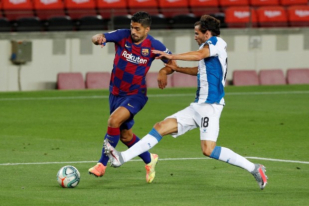 Suarez goal keeps Barcelonas title hopes alive in La Liga