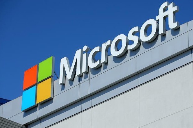 Sit with colleagues in same room with Microsoft Teams, share emojis