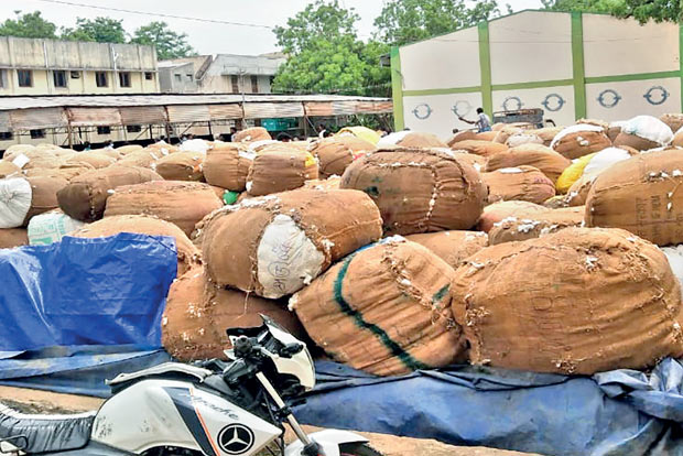 Tiruvarur farmers’ protest leads to opening of more DPCs for cotton