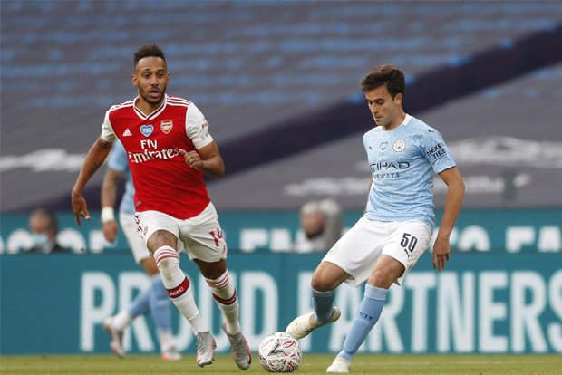 Aubameyang double fires Arsenal past Man City into Cup final