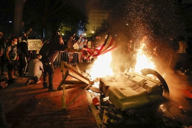 Protesters start fires near White House