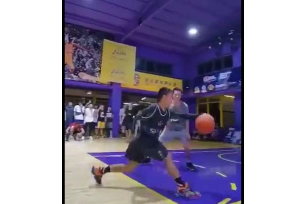 One-armed teenage basketball player becomes online hit in China One-armed teenage basketball player becomes online hit in China