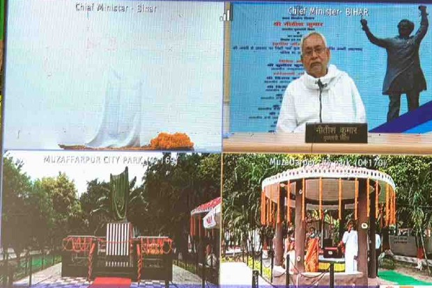 Nitish Kumar unveils statue of George Fernandes