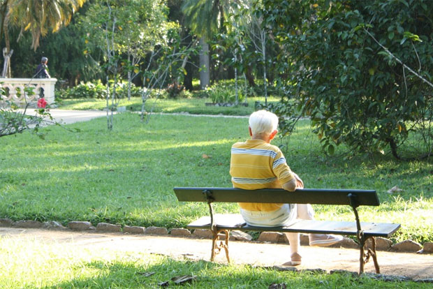 Useful tips for elderly living with retinal diseases