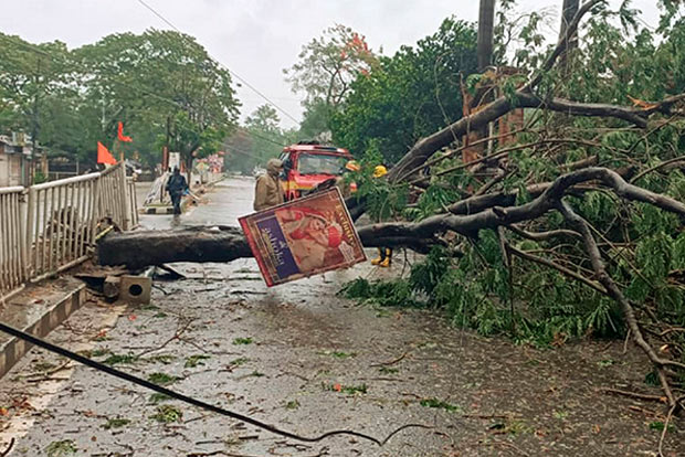 Central team visits cylone hit areas of South 24 Parganas Central team visits cylone hit areas of South 24 Parganas