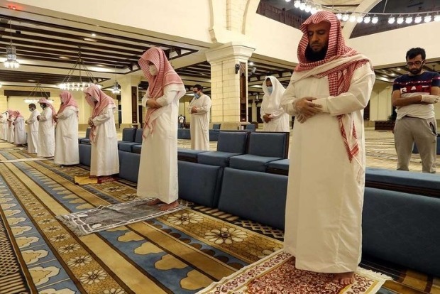 Friday prayers back in Saudi mosques