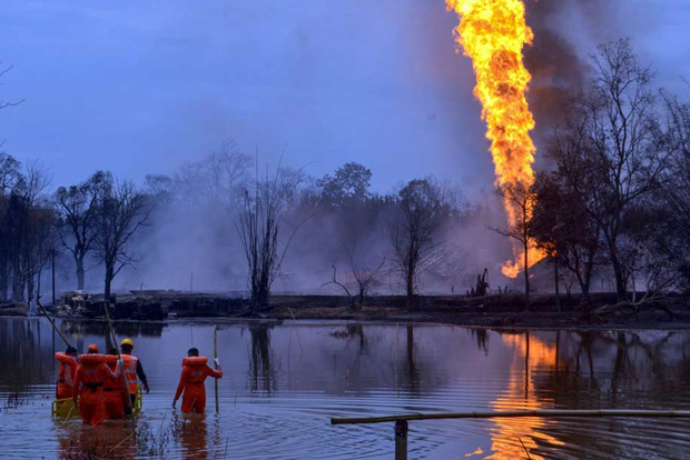 Army to build bridge to help douse Assam oil well fire