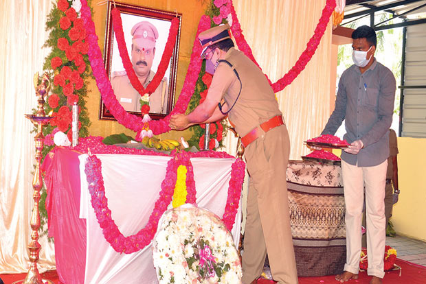 DGP pays floral tributes to Inspector Balamurali who lost battle to corona