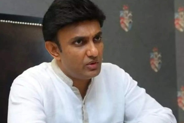 Karnataka ministers wife, daughter test COVID-19 positive