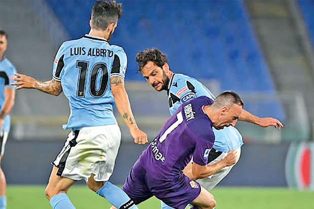 Lazio comes from behind to beat Fiorentina 2-1