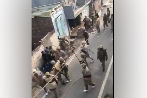UP police lathi-charge video shared as Delhi police footage UP police lathi-charge video shared as Delhi police footage