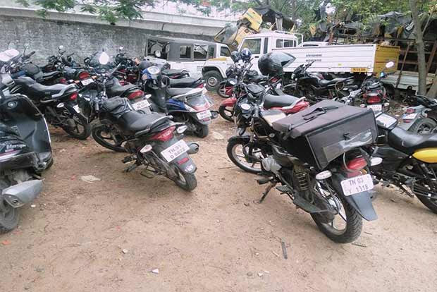 Illegal parking, encroachments take over Kalaignar High Road Illegal parking, encroachments take over Kalaignar High Road