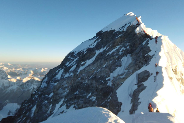 Everest shut down after Nepal suspends permits over virus