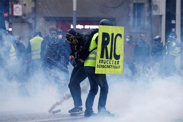 French police lockdown central Paris as Yellow Vests defy coronavirus
