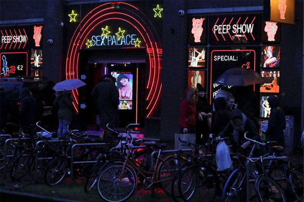 Amsterdams Red Light district hit by coronavirus closings