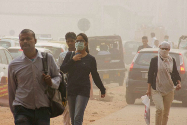 Despite lockdown commuters throng at Delhi borders Despite lockdown commuters throng at Delhi borders