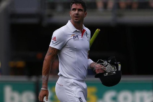 Pietersen gives himself and son tennis ball haircut