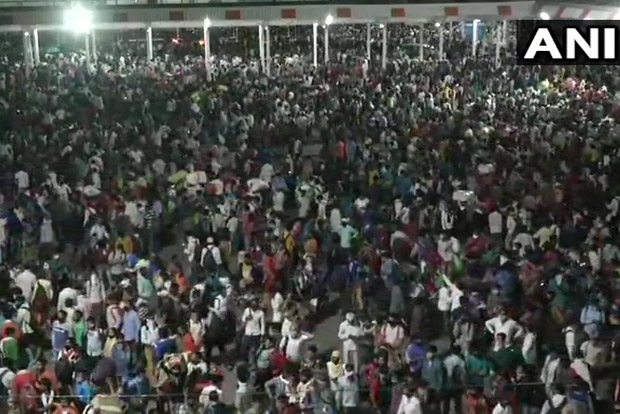 Amid coronavirus risk, thousands of migrants throng Delhi Bus Terminal to return home Amid coronavirus risk, thousands of migrants throng Delhi Bus Terminal to return home