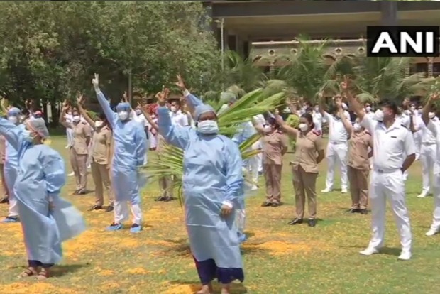 Tri-Services salute corona frontline warriors in Mumbai