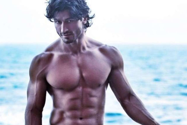 Vidyut Jammwal uses raw animal strength to pull a bullock cart