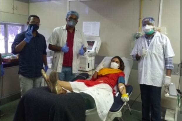 Zoa Morani donates blood for COVID-19 plasmatherapy