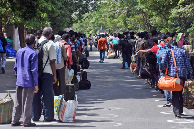 Street performers make quick buck on city outskirts