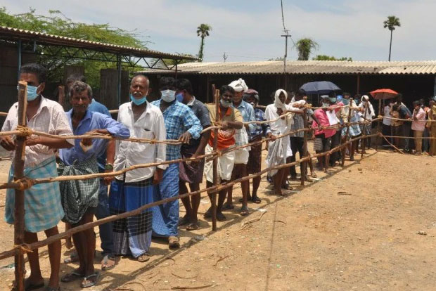 Tipplers brave TN heat in helmets, masks as liquor outlets open Tipplers brave TN heat in helmets, masks as liquor outlets open