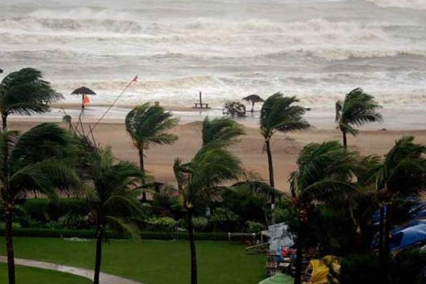 Cyclone Amphan: Heavy rain, strong winds in coastal Odisha Cyclone Amphan: Heavy rain, strong winds in coastal Odisha