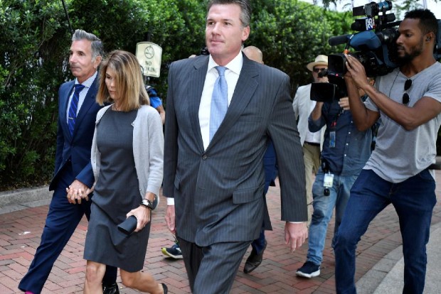 Actress Lori Loughlin, husband to plead guilty to U.S. college admissions scam