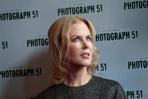 Nicole Kidman jokes about broken ankle