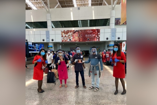 Sonu Sood airlifts 177 Odia girls from Kerala amid COVID-19 lockdown Sonu Sood airlifts 177 Odia girls from Kerala amid COVID-19 lockdown