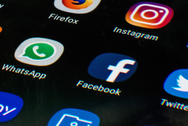 Facebook finally rolls out Dark Mode on Android globally