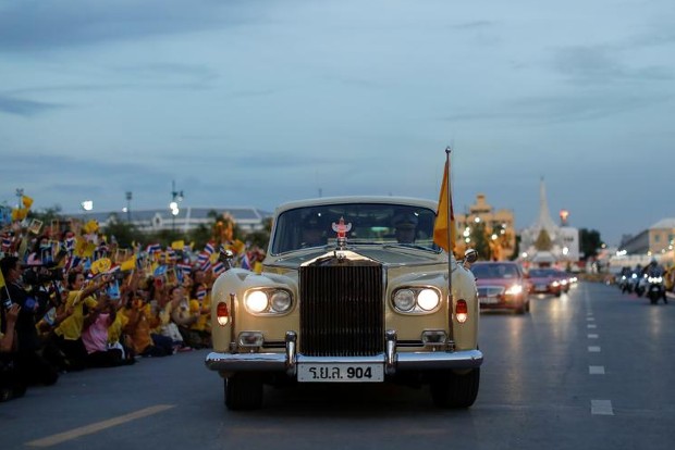 Thousands of Thai royalists put on show of force for king