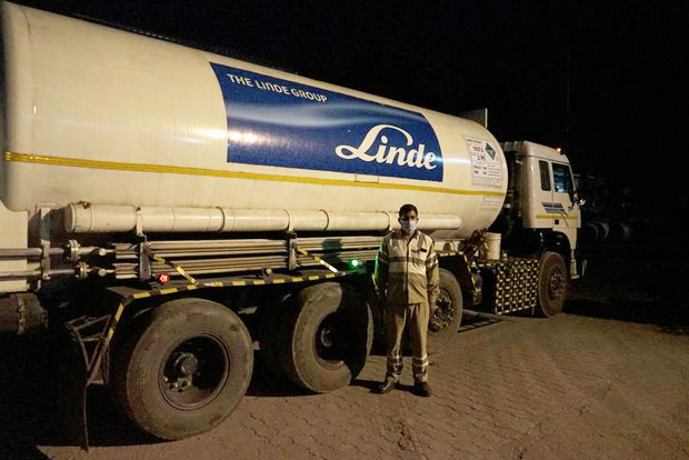 The truckers who keep Indias coronavirus patients breathing