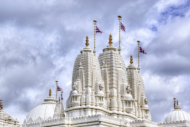 Mob vandalise Hindu temple in Karachi, Muslims come to rescue