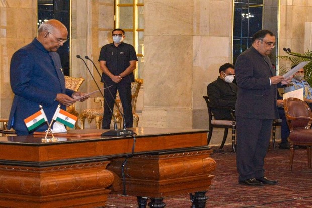 Yashvardhan Sinha takes oath as new CIC