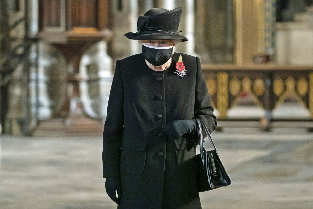 Queen Elizabeth II wears mask at tribute to Unknown Warrior