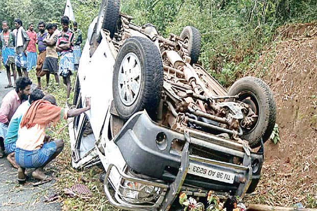 4 killed, 11 injured as car capsizes in Bargur