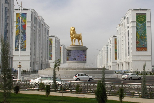 Turkmenistan President erects giant golden statue of local dog