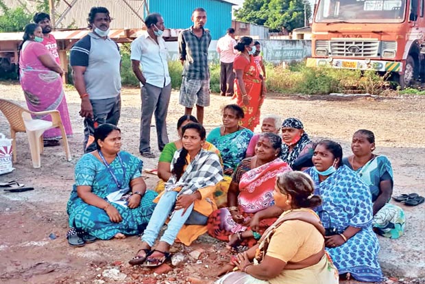 Tahsildar sits with protesters, ensures razing of illegal structure Tahsildar sits with protesters, ensures razing of illegal structure