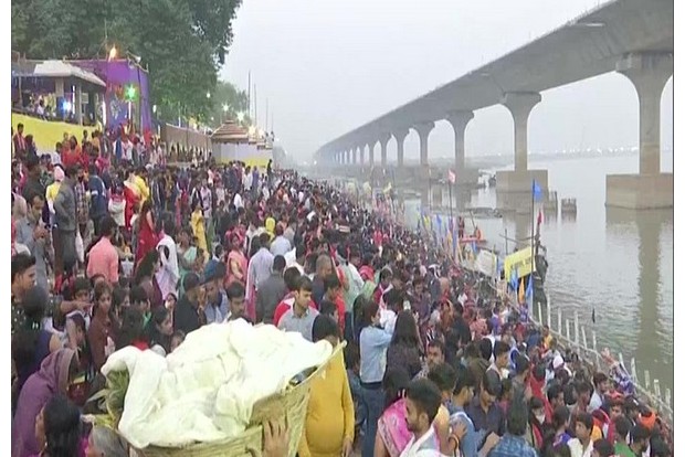 Chhath Puja ends in Bihar with prayers to rising sun Chhath Puja ends in Bihar with prayers to rising sun