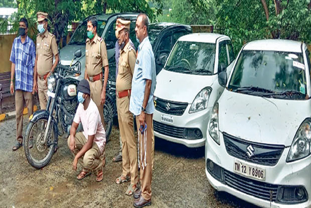 Call taxi driver pledges borrowed vehicles in Tirumullaivoyal, held