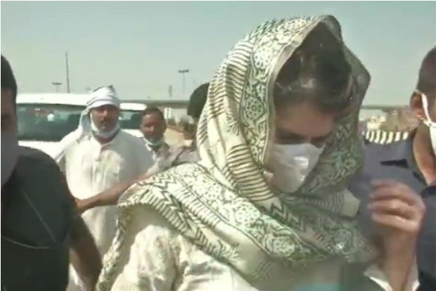 Cong convoy to Hathras stopped in UP, Rahul, Priyanka Gandhi proceed on foot Cong convoy to Hathras stopped in UP, Rahul, Priyanka Gandhi proceed on foot