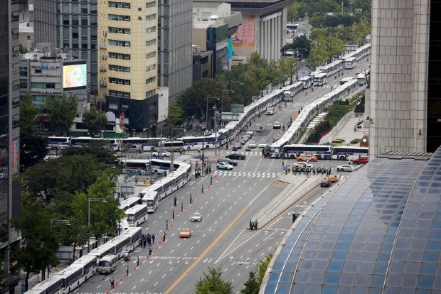 South Korea police set up bus walls to prevent protests amid COVID-19 concerns South Korea police set up bus walls to prevent protests amid COVID-19 concerns