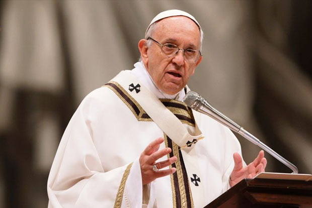 Pope in 1st post-lockdown outing goes to Assisi to sign text