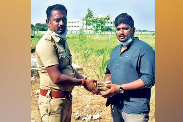Honest policeman returns Rs 2.30 lakh to owner of lorry involved in accident