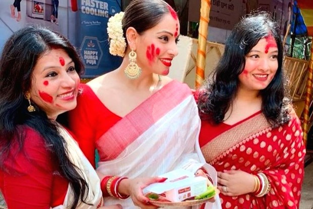 Bipasha relieves memories of last years Durga Puja festivity