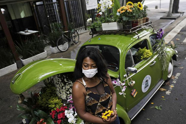 Selling flowers out of her Volkswagen Beetle helps Rio woman survive COVID-19