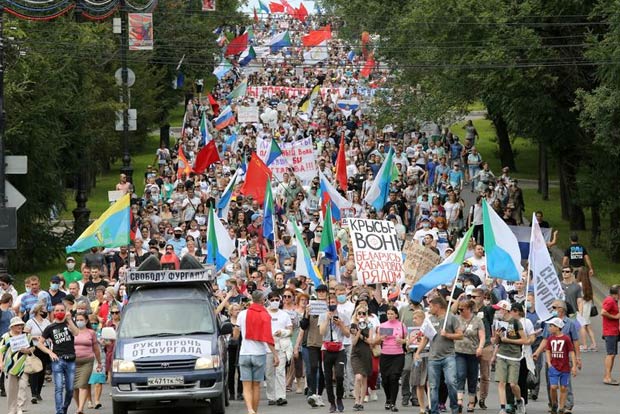 Police crack down on marathon anti-Kremlin protest in Russias Far East