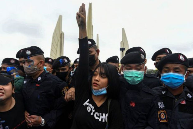 Thai protest arrests draw chants as royal motorcade passes Thai protest arrests draw chants as royal motorcade passes